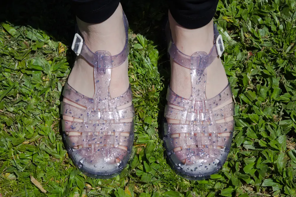 jelly shoes on female feet